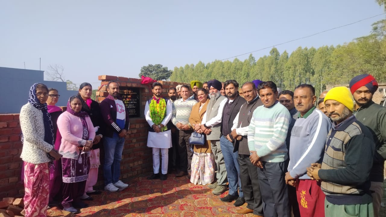 डॉ. इशांक कुमार चब्बेवाल ने सरकारी एलीमेंट्री स्मार्ट स्कूल भाम की चार दीवारी का नींव पत्थर रखा